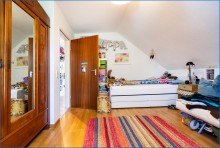 DG-Kinderzimmer 2 Attraktives Dreifamilienhaus mit zwei Doppelgaragen und umfassender Modernisierung als Renditeobjekt