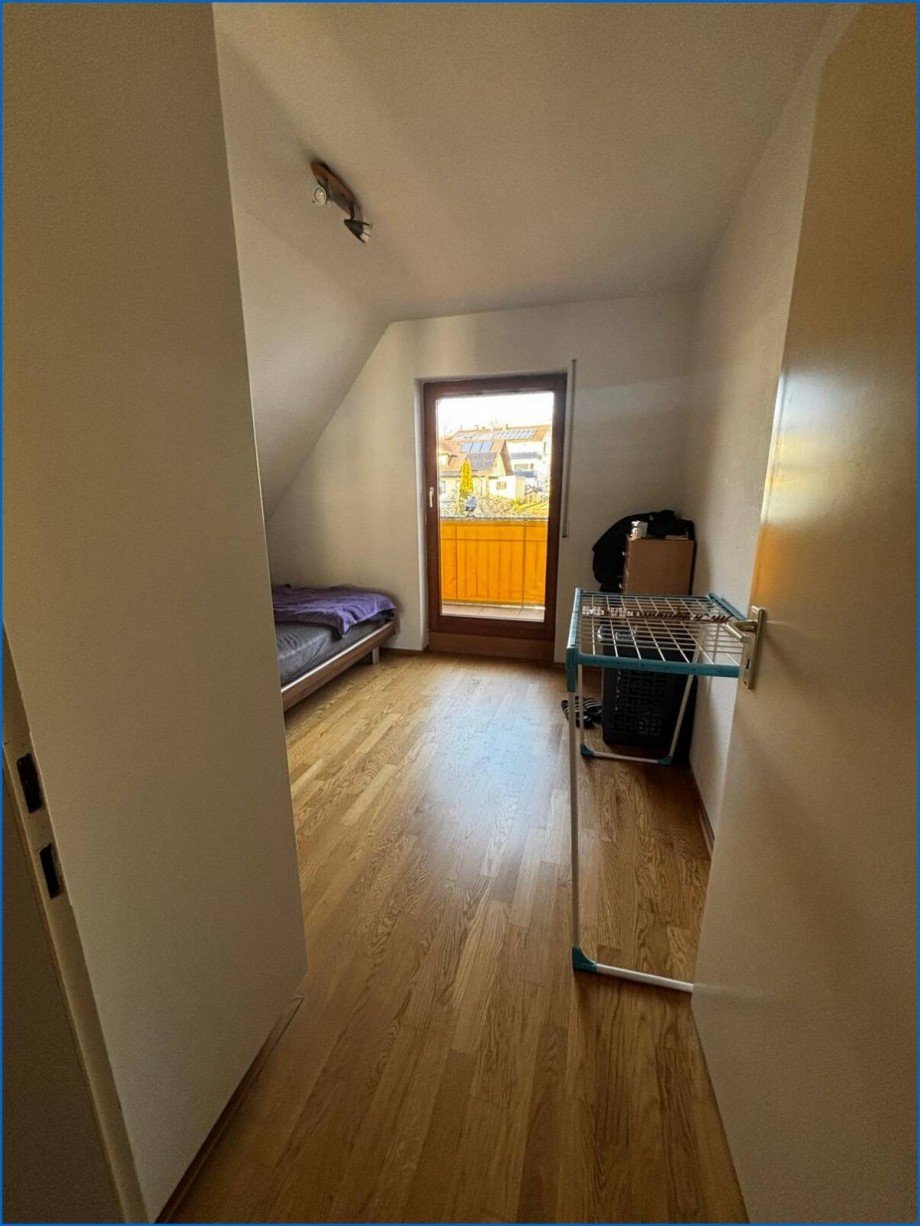 Blick ins Schlafzimmer mit kleinem Balkon Dachgeschosswohnung Meersburg