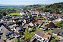 Drohne 4 Steisslingen: Einfamilienhaus m. sch�nem, gro�em Bau-Grundst�ck (knapp 1000 qm) u. viel Nutzfl�che!