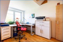 Zimer 1 OG Attraktive 4,5 Zi. DG-Maisonette-Wohnung, mit 2 x TG/Platz u. gro�em Balkon, in Top-Zustand!