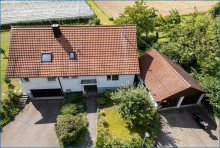 Ansicht  von oben vorne mit Garage Attraktives Dreifamilienhaus mit zwei Doppelgaragen und umfassender Modernisierung als Renditeobjekt