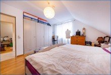 DG-Elternschlafzimmer Schrank Attraktives Dreifamilienhaus mit zwei Doppelgaragen und umfassender Modernisierung als Renditeobjekt