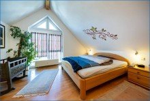 Schlafen DG Attraktive 4,5 Zi. DG-Maisonette-Wohnung, mit 2 x TG/Platz u. gro�em Balkon, in Top-Zustand!