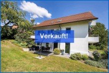 Blick auf das Haus Attraktives Dreifamilienhaus mit zwei Doppelgaragen und umfassender Modernisierung als Renditeobjekt