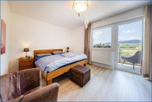 EG_Schlafzimmer Attraktives Dreifamilienhaus mit zwei Doppelgaragen und umfassender Modernisierung als Renditeobjekt