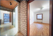 Flur/Bad EG Bezugsfreies, gro�z�giges Wohnhaus in ruhiger Waldrandlage von Singen mit Doppelgarage.