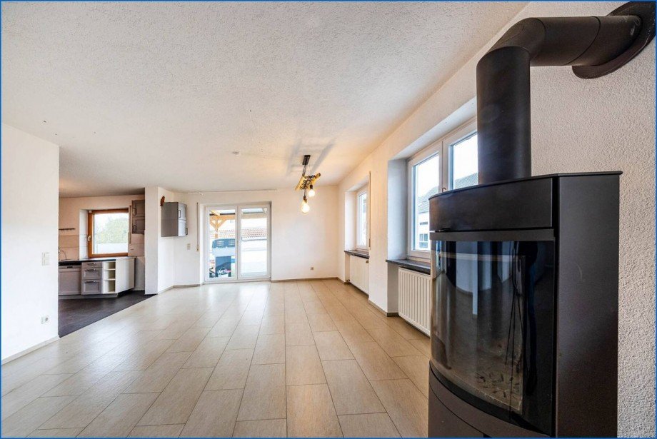 Wohnzimmer mit Ofen Zweifamilienhaus Tengen / B��lingen