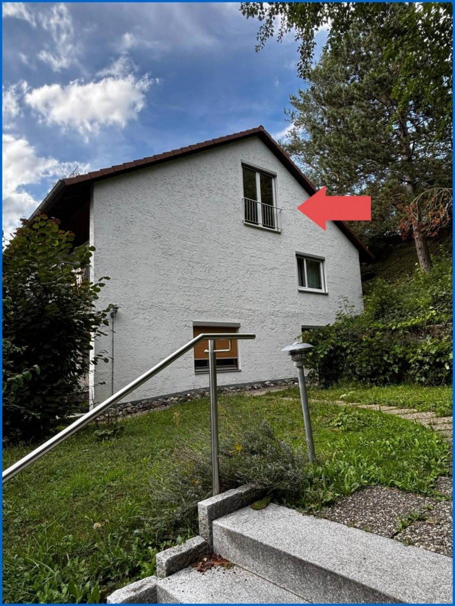 Ansicht rechte Seite_Zugang und Fenster OG Dachgeschosswohnung �hningen / Schienen