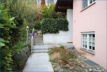 Hauseingang BEZUGSFREIE 3,5-Zi.-ETW in Hegne m. Blick auf Untersee u. Reichenau, 2 x Terrassen, 2 x B�der!