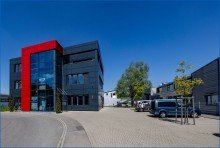 Ansicht Geb�ude mit Parkpl�tzen B�ro - Praxis - Workspace - Schulung - Produktion - Lager    / 
    EG und 1. OG