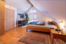 Schlafen DG Attraktive 4,5 Zi. DG-Maisonette-Wohnung, mit 2 x TG/Platz u. gro�em Balkon, in Top-Zustand!