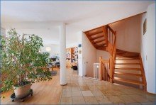 EG Treppe Radolfzell-Weinburg
Attraktive, gro�z�gige DHH mit Seesicht und ELW, in ruhiger,  bevorzugter Lage!