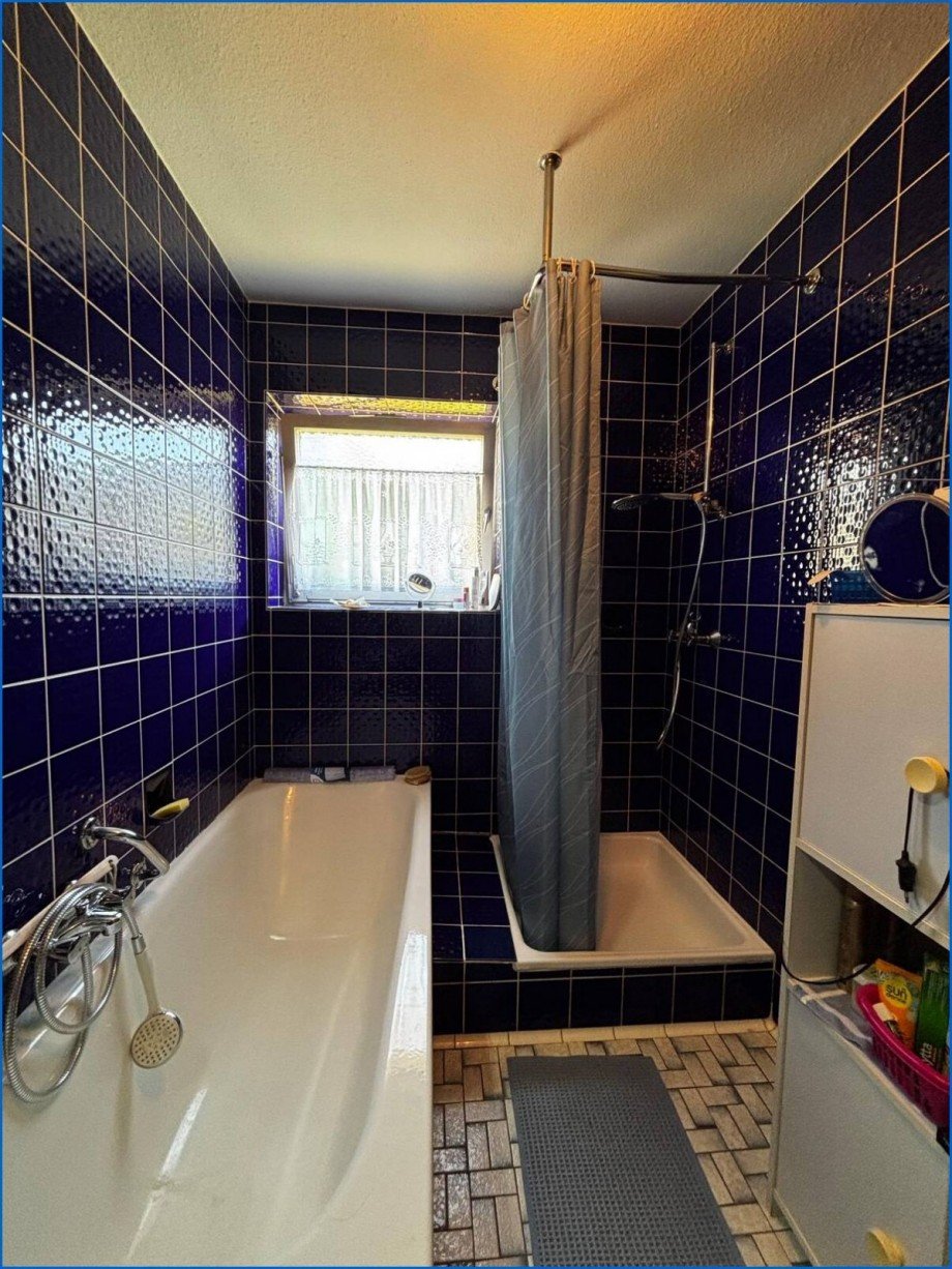 Badezimmer mit Badewanne und Dusche Einfamilienhaus Stockach