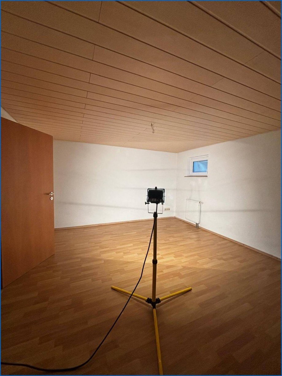 Gro�er Hobbyraum mit Fenster und Heizung linke Seite Einfamilienhaus Eigeltingen