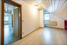 Zimmer Tolles 2-Fam-Haus mit gro�z�gigem Grundst�ck, Doppel-Garage, W�rmepumpe und Solar!
Ideale und ruhige Lage!