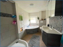 Bad, OG Ansicht 1 Bezugsfreies und saniertes Einfamilienhaus mit gro�er Scheune und idyllischem Grundst�ck !