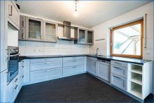 EBK 02 Tolles 2-Fam-Haus mit gro�z�gigem Grundst�ck, Doppel-Garage, W�rmepumpe und Solar!
Ideale und ruhige Lage!
