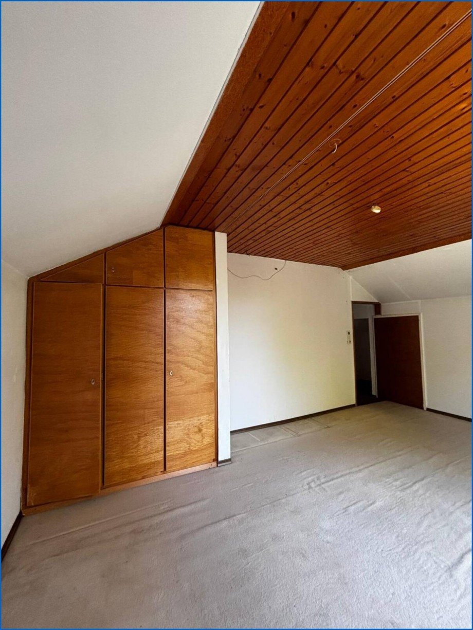 Zimmer mit Einbauschrank Dachgeschosswohnung �hningen / Schienen