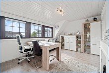 Wohnzimmer-B�ro 1.OG Modernes Zweifamilienhaus plus Gewerbeeinheit insgesamt ca. 243m� und gro�z�gigen Freifl�chen