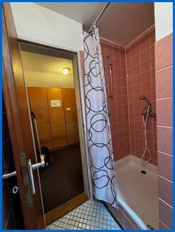 Bad mit Dusche Dachgeschosswohnung �hningen / Schienen