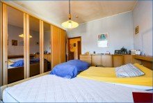 Schlafen 2 RZ-City / Mehrfamilienhaus mit 3 Wohnungen, gro�em Grundst�ck, Doppel-Garagen usw. ideale Lage!