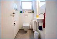 EG-G�ste-WC Attraktives Dreifamilienhaus mit zwei Doppelgaragen und umfassender Modernisierung als Renditeobjekt