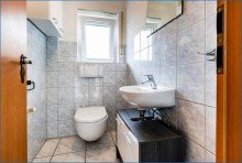 G�ste WC Tolles 2-Fam-Haus mit gro�z�gigem Grundst�ck, Doppel-Garage, W�rmepumpe und Solar!
Ideale und ruhige Lage!