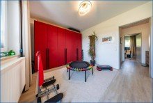 EG_Zimmer 2 Blick in Flur Attraktives Dreifamilienhaus mit zwei Doppelgaragen und umfassender Modernisierung als Renditeobjekt