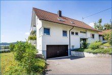 Ansicht von links Attraktives Dreifamilienhaus mit zwei Doppelgaragen und umfassender Modernisierung als Renditeobjekt