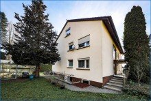 Aussen Gro�z�gige 4,5 Zimmer Wohnung!
 Wfl. 120 qm, Balkonterrasse, Keller, Hobby, Garage, ruhige Lage Singen-Nord!
