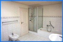 Bad, Wanne und Dusche Repr�sentative und stimmungsvolle 4,5 Zi.-EG-Wohnung mit gro�em Balkon in 3 FH, Stockach-Oberstadt!