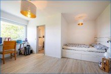 GG-Schlafbereich mit Bad Attraktives Dreifamilienhaus mit zwei Doppelgaragen und umfassender Modernisierung als Renditeobjekt