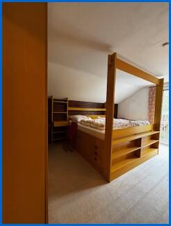 Schlafzimmer Dachgeschosswohnung �hningen / Schienen