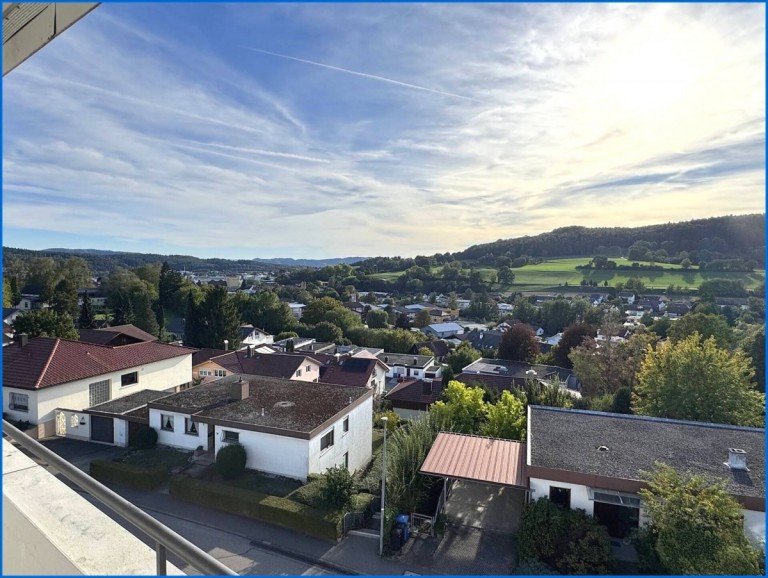 Titelbild Stockach Dachgeschosswohnung Fernsicht Pur! Lichtdurchflutete und bezugsfreie 3 Zi.-DG-Wohnung mit gr. Balkon und Garage!