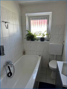 OG Bad/Dusche Radolfzell-gepflegtes Reihen-Eckhaus mit 3 Wohnungen und 4 Garagen - Renoviert, gute Rendite!