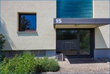 Hauseingang Exklusive 3-Zimmer-Wohnung mit Seesicht und Garage, Haus top saniert - frei!
