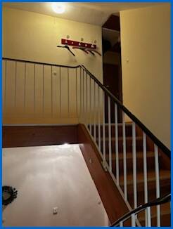 Treppenhaus zur Dachgeschoss Wohnung Dachgeschosswohnung �hningen / Schienen