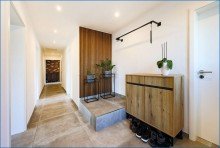 Garderobe Nenzingen: Gro�z.u. attrakt. Einfamilienhaus m. gro�em Grundst�ck (1480 qm), inkl. Baugrundst�ck!