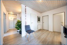 EG-Flur Attraktives Dreifamilienhaus mit zwei Doppelgaragen und umfassender Modernisierung als Renditeobjekt