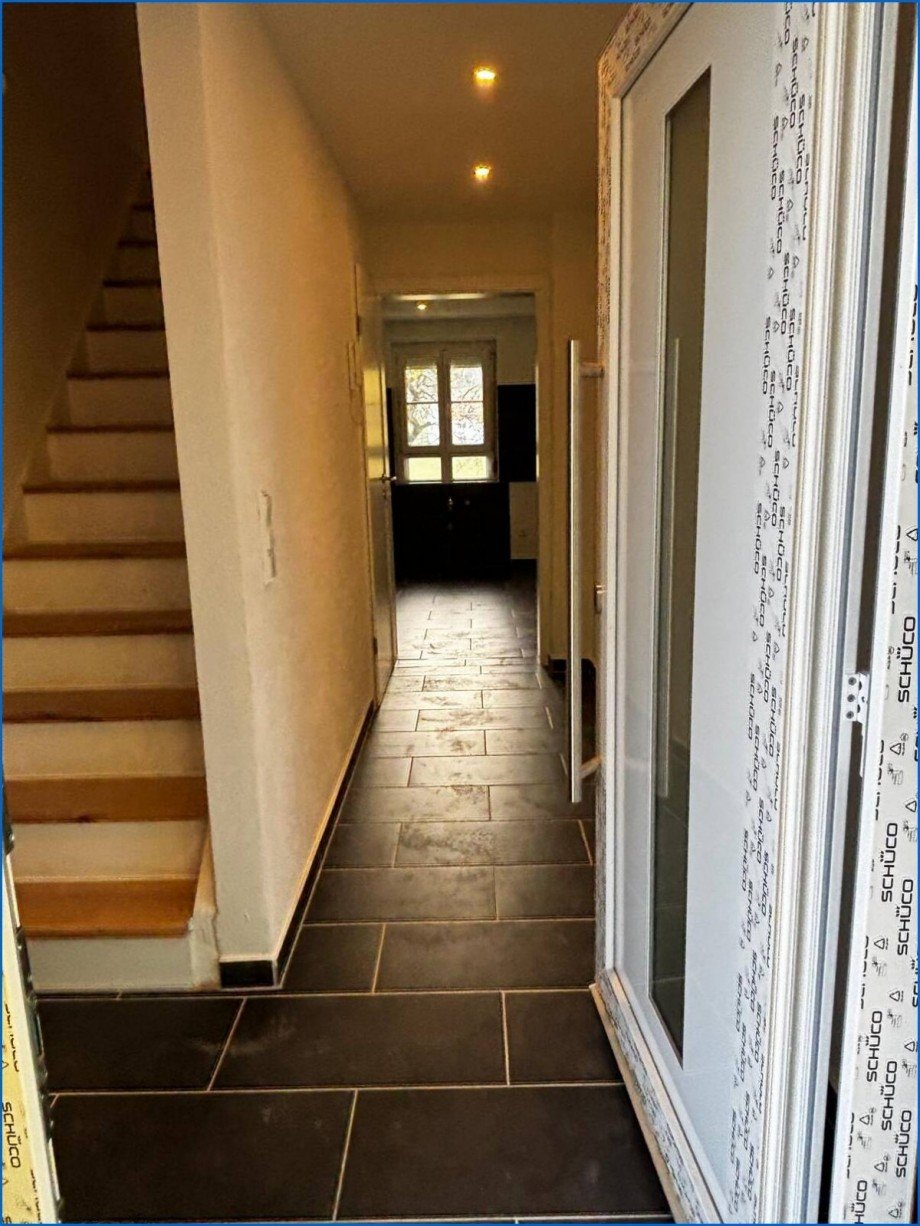 Hauseingang mit Flur zur K�che Zweifamilienhaus M�hlingen / Zoznegg