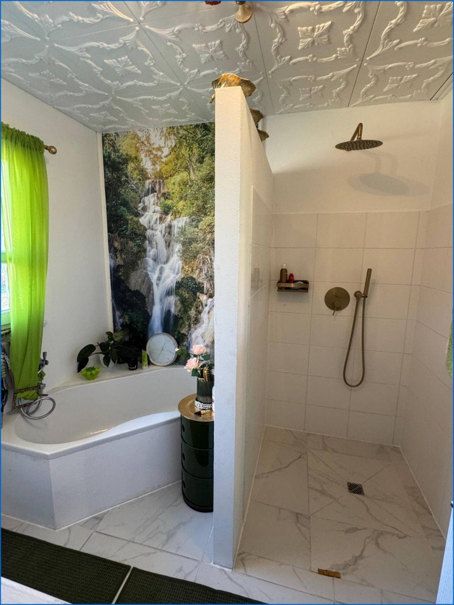 Mit bodengleicher Dusche und Badewanne Einfamilienhaus M�hlingen / Zoznegg