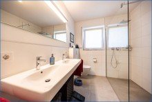 EG_Bad Dusche Attraktives Dreifamilienhaus mit zwei Doppelgaragen und umfassender Modernisierung als Renditeobjekt