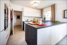 EG-K�che Attraktives Dreifamilienhaus mit zwei Doppelgaragen und umfassender Modernisierung als Renditeobjekt