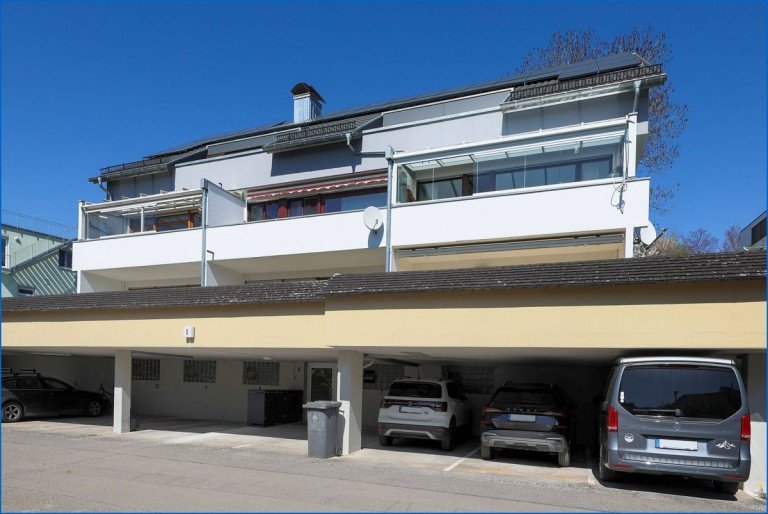 Ansicht Haus mit Carport Radolfzell am Bodensee Etagenwohnung Charmante, modernisierte 3-Zimmer-Wohnung mit ca. 80 m� in gepflegtem Mehrfamilienhaus, Weinburg