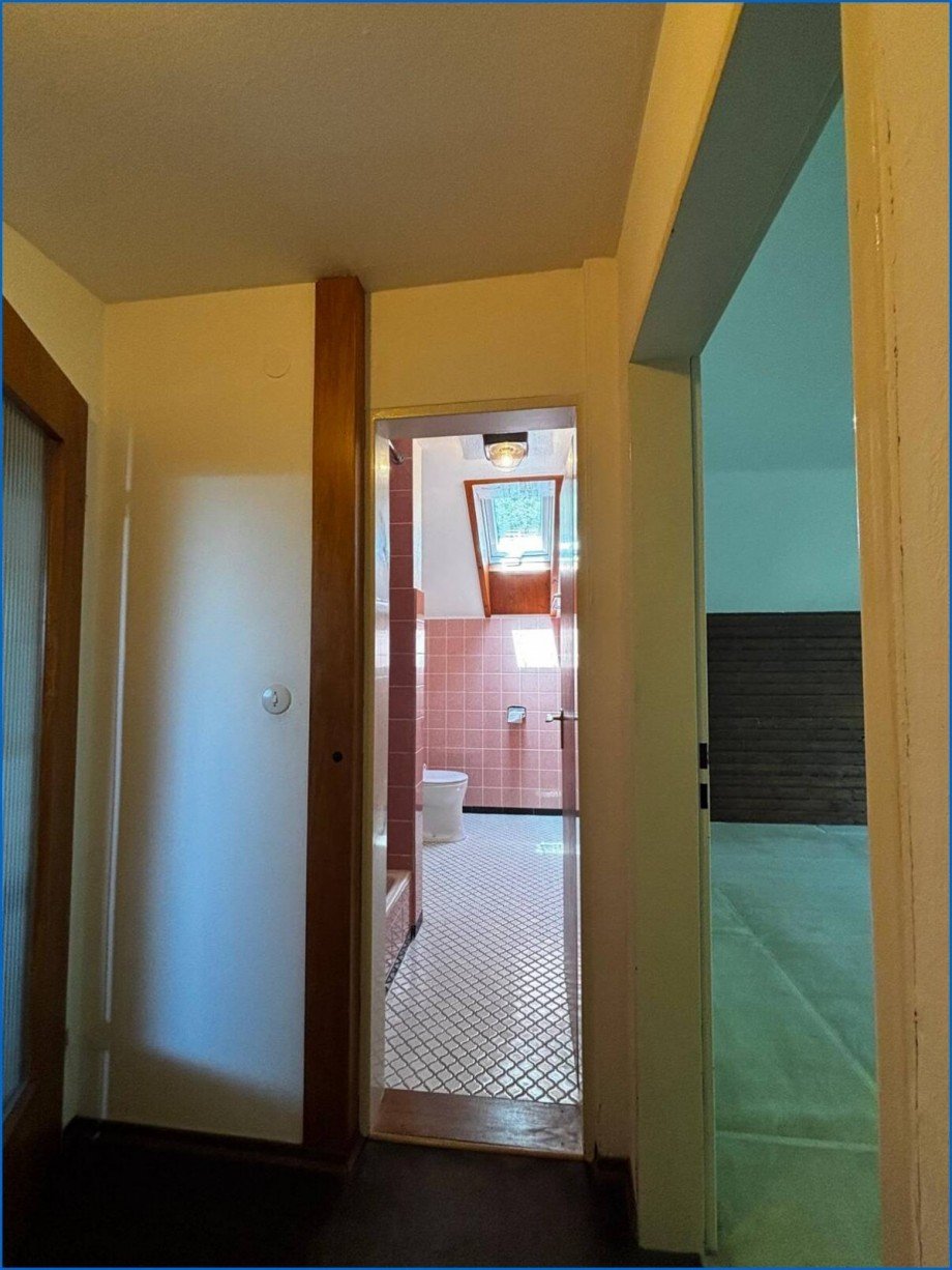Blick ins Badezimmer Dachgeschosswohnung �hningen / Schienen