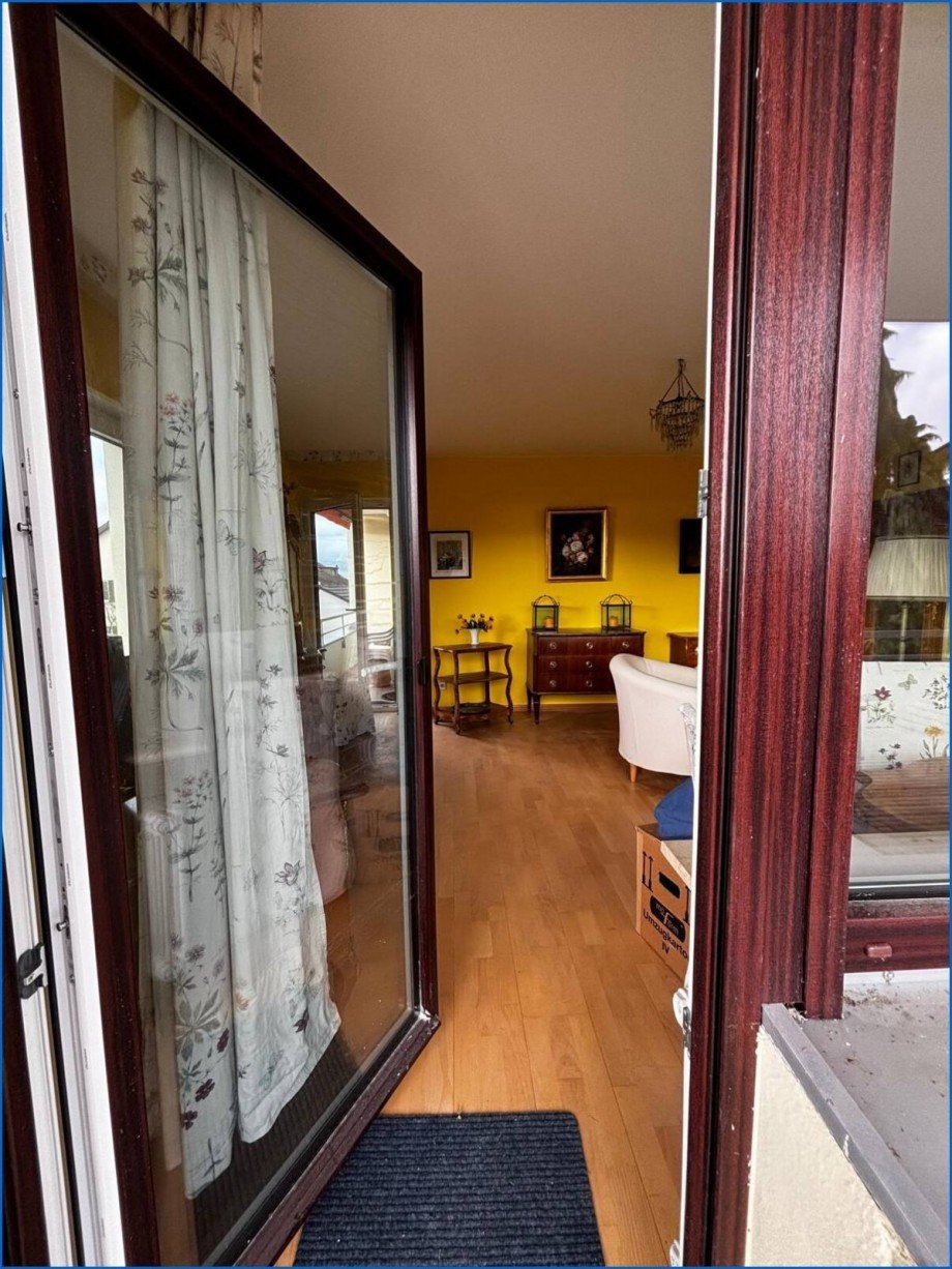 Blick ins Wohnzimmer von Balkon Erdgeschosswohnung Meersburg