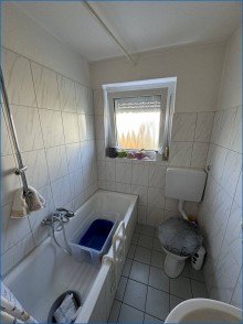 EG Bad/Dusche Radolfzell-gepflegtes Reihen-Eckhaus mit 3 Wohnungen und 4 Garagen - Renoviert, gute Rendite!