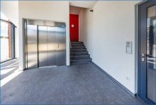 EG_Aufzug und Treppenaufgang zum 1. OG B�ro - Praxis - Workspace - Schulung - Produktion - Lager    / 
    EG und 1. OG