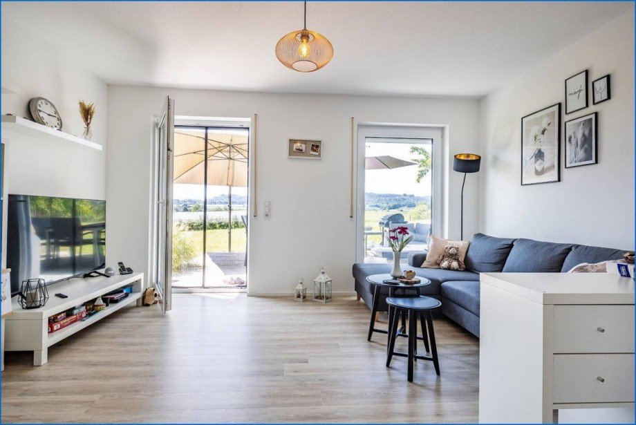 GG-Wohnzimmer Zugang Terrasse Mehrfamilienhaus Frickingen-Altheim