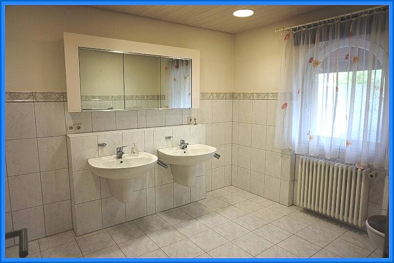 Bad, Doppelwaschbecken, Bidet Erdgeschosswohnung Stockach / Hindelwangen